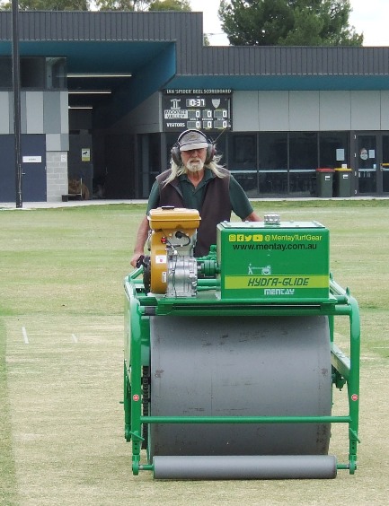 Ian Beel rolls out a belter of a pitch with his new machine - with the Ian "Spider" Beel scoreboard as his backdrop.