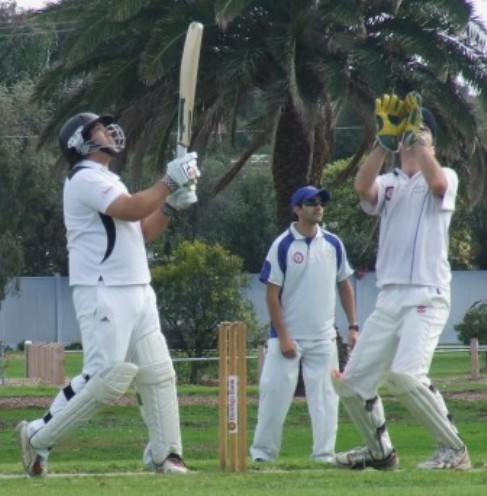 The keeper doesn't know where the ball is, but just look at the eyes of our batsman Jake de Niese and the slip fieldsman - the massive pull shot cleared the boundary for six.